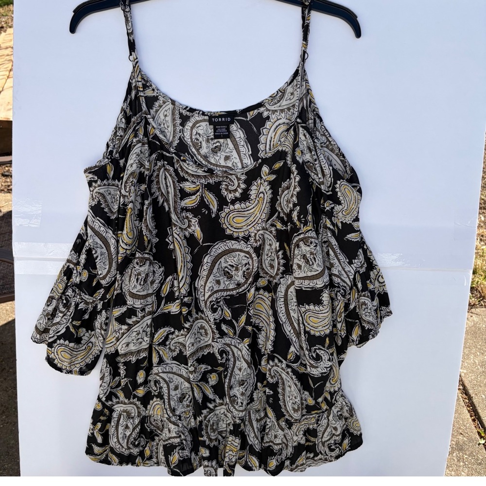 Torrid Womens Black‎ White Paisley Cold Shoulder Ruffle Blouse Top Size 1